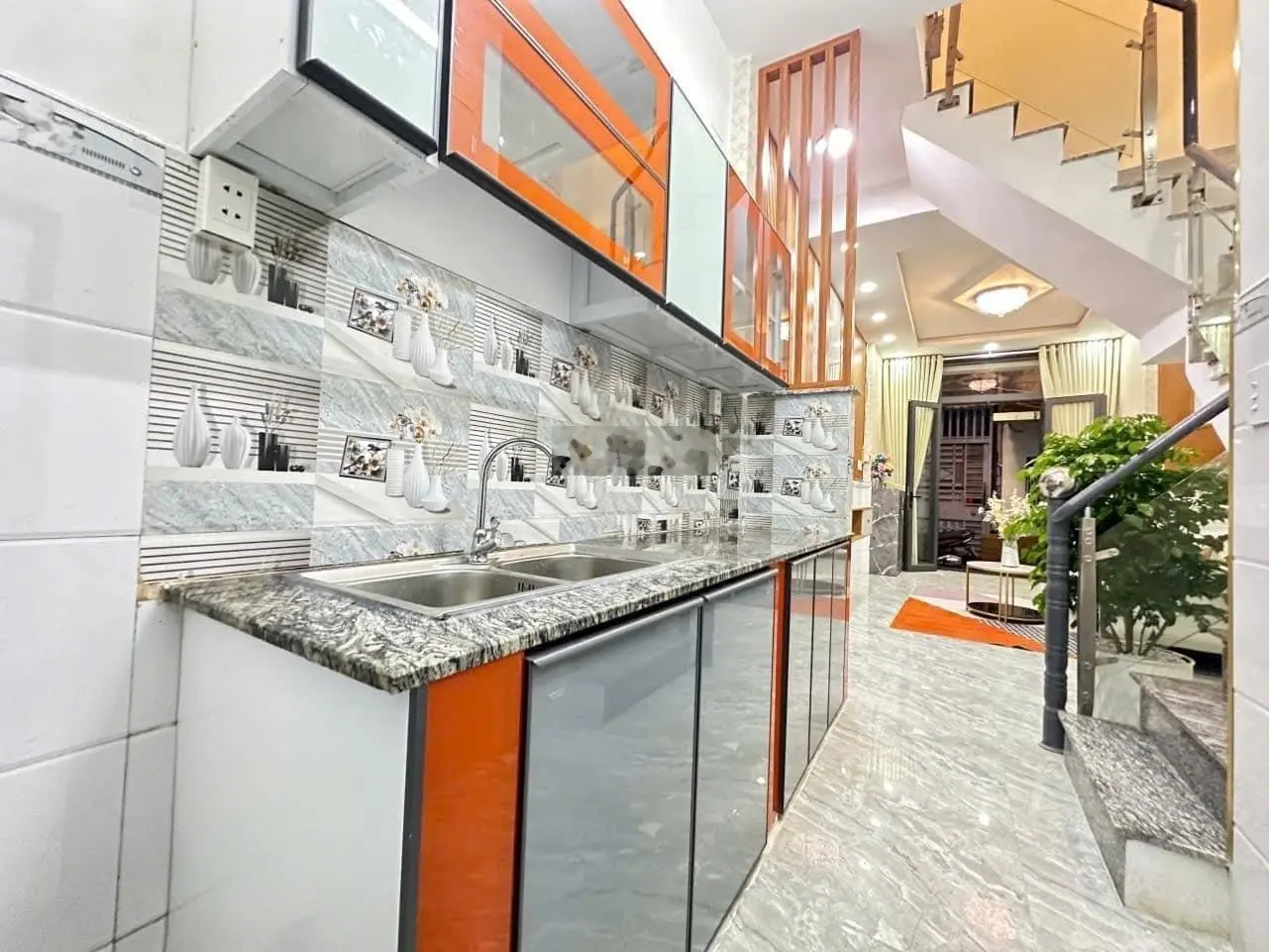 Bán nhà Ngô Gia Tự 30m2 x 5 tầng, giá 5 tỷ. Oto đỗ cổng, gần Big C Long Biên