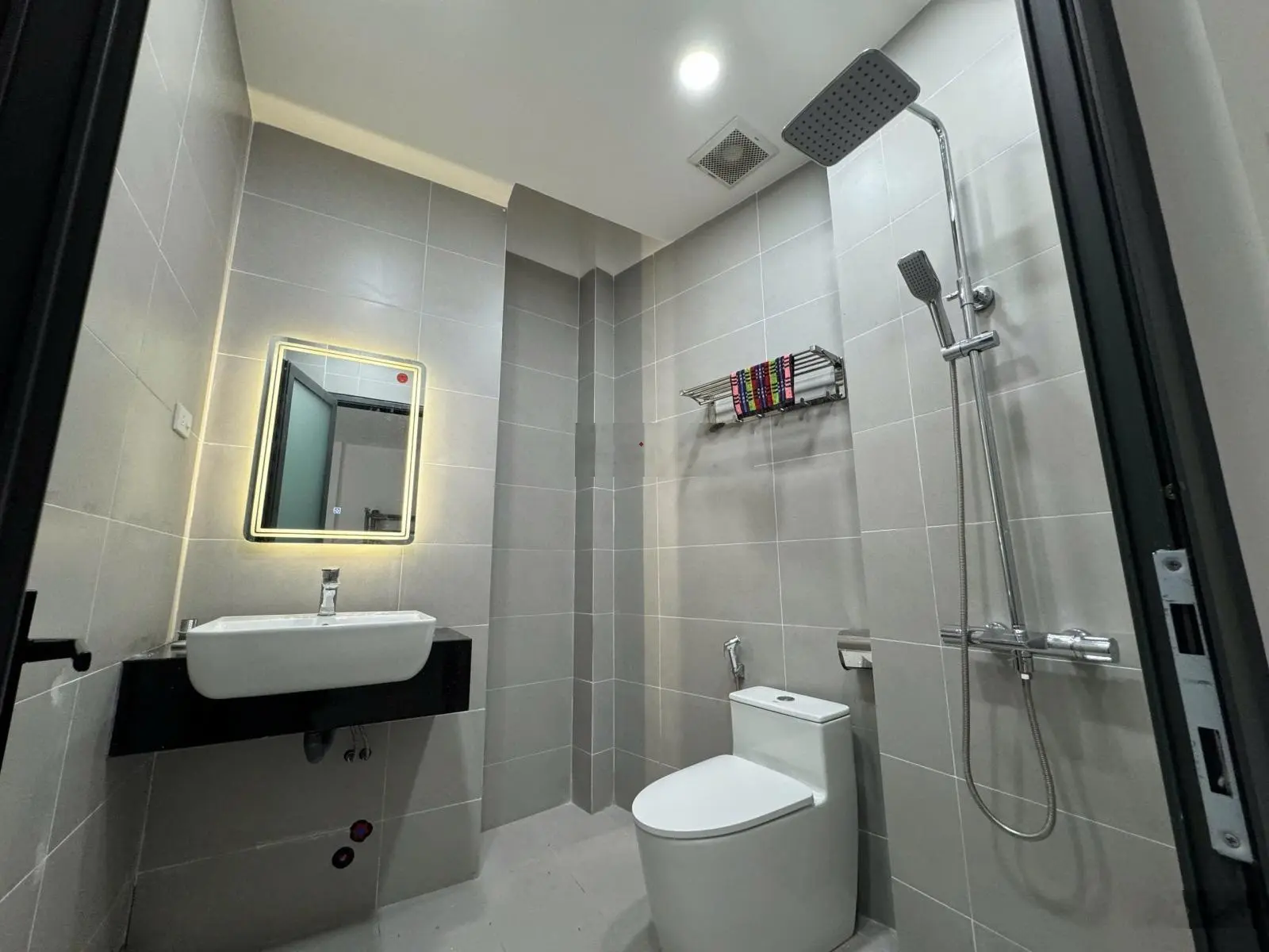 Bán nhà mới 3 tầng mặt tiền đường Hùng Vương (QL1A) thị trấn Diên Khánh, cách cây Dầu Đôi chỉ 300m