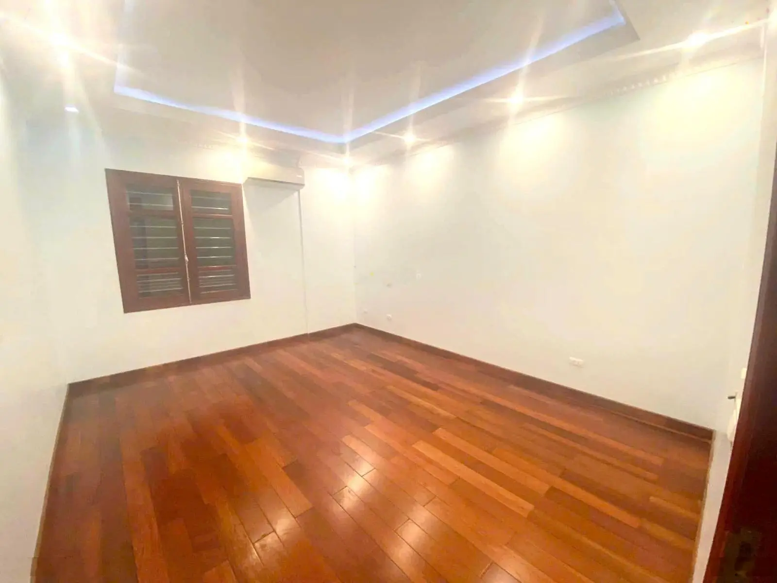 Bán nhà Ô Cách, Ngô Gia Tự, DT 130m, MT 8m, thang máy, ô tô tránh, kinh doanh, 21.5 tỷ