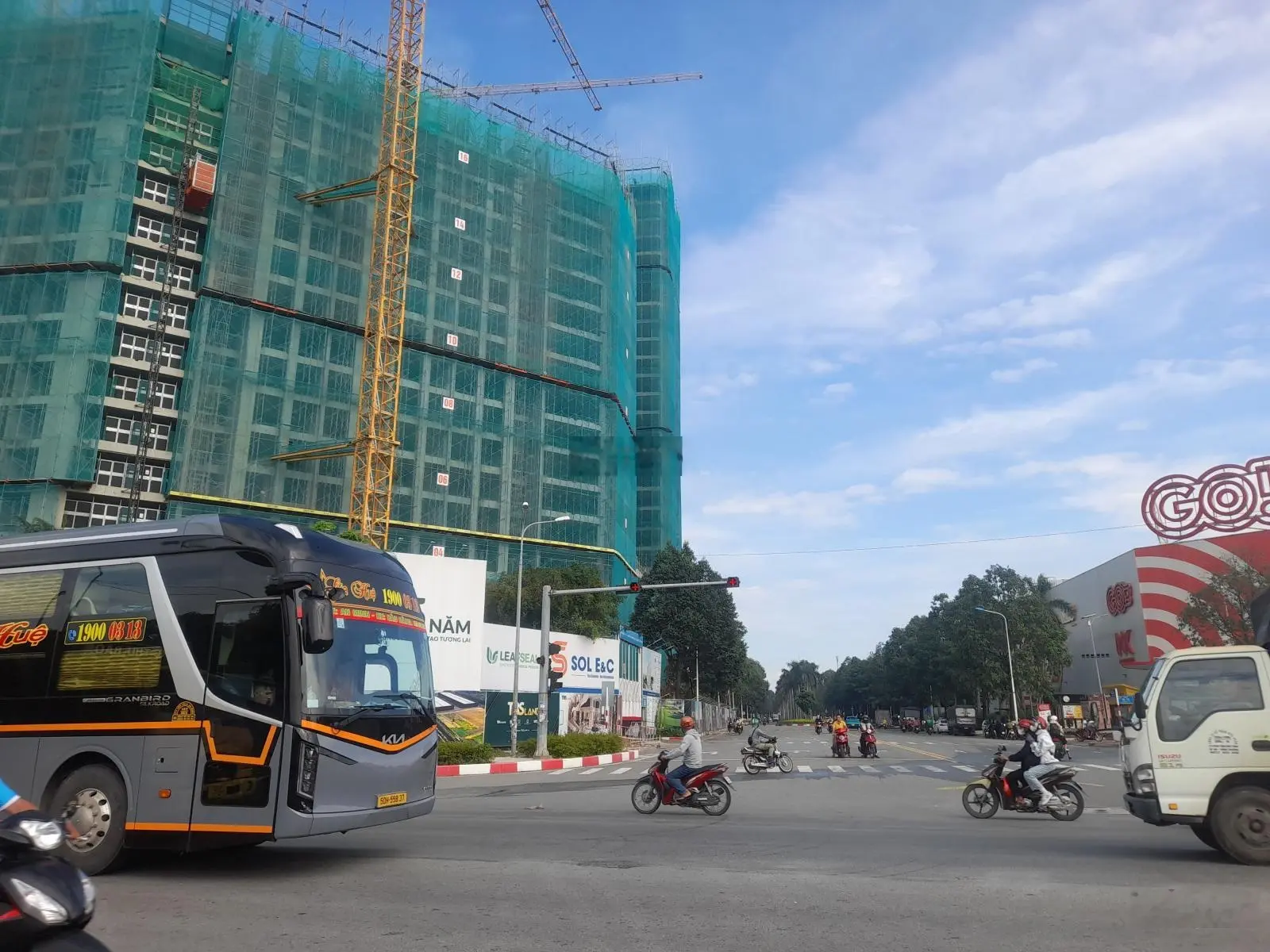 Hạ giá chào 10% bán cặp đất 216m2 ngang 9m vị trí đẹp đường GS1 cung đường Vip nhất tp Dĩ An