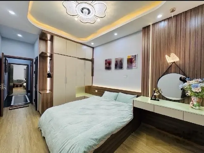 Bán Nhà Hoàng Mai dòng tiền, thang máy nhập khẩu, nội thất xịn sò, nằm lô góc.