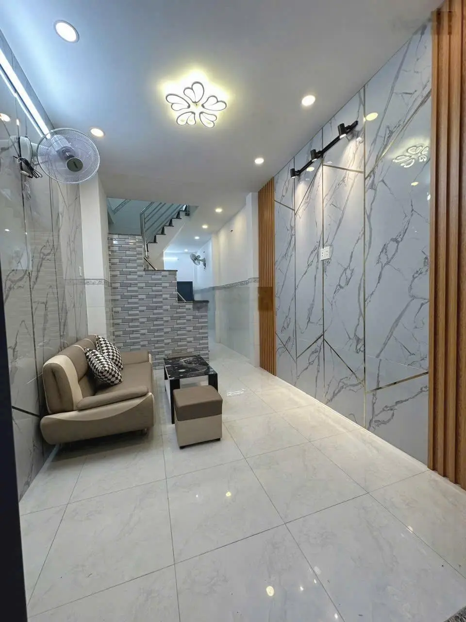 Chính chủ bán nhà 800 triệu , SHR , mặt tiền 5m xe hơi vào tới cửa