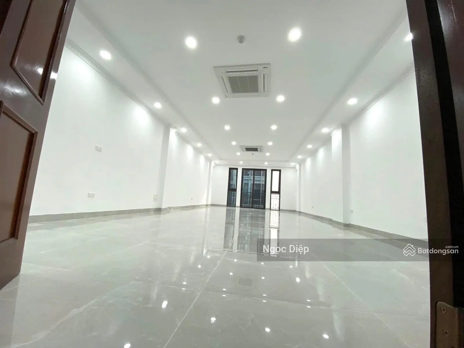 Bán tòa văn phòng phố Trung Kính Cầu Giấy - 1 tầng hầm 6tầng nổi. DT 70m2 giá 33.5tỷ 0945 453 ***