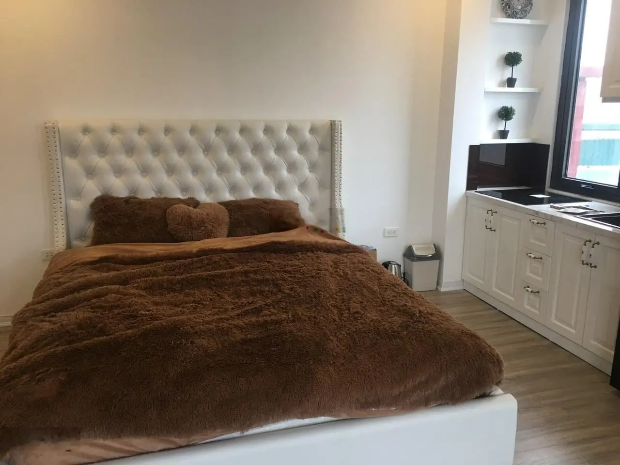 Tòa nhà 73m xây 7 tầng thang máy, 10m mặt tiền, 3 mặt thoáng, 10 căn hộ khép kín và 1 cửa hàng kd