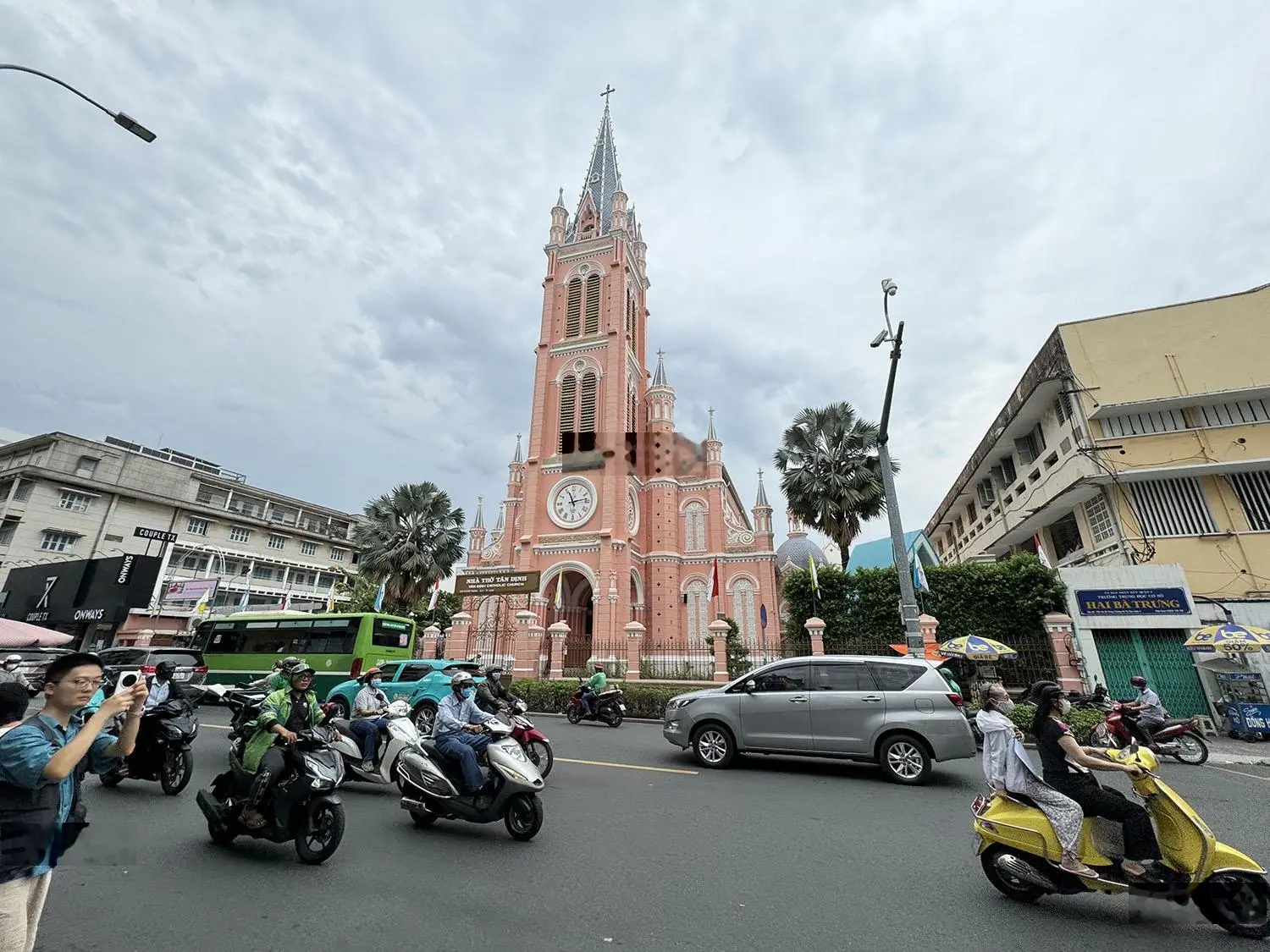 Nhà phố 5 lầu có thang máy, gara ôtô, full nội thất cao cấp khu kinh doanh sầm uất Đinh Công Tráng
