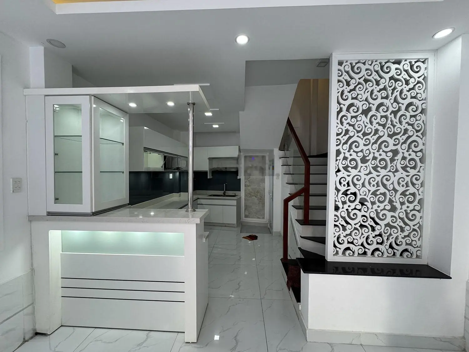 Nhà phố Trệt,3 lầu, sân thượng, mới 100%, 4 phòng ngủ, hẻm xe hơi đổ cửa khu VIP Nguyễn Thượng Hiền