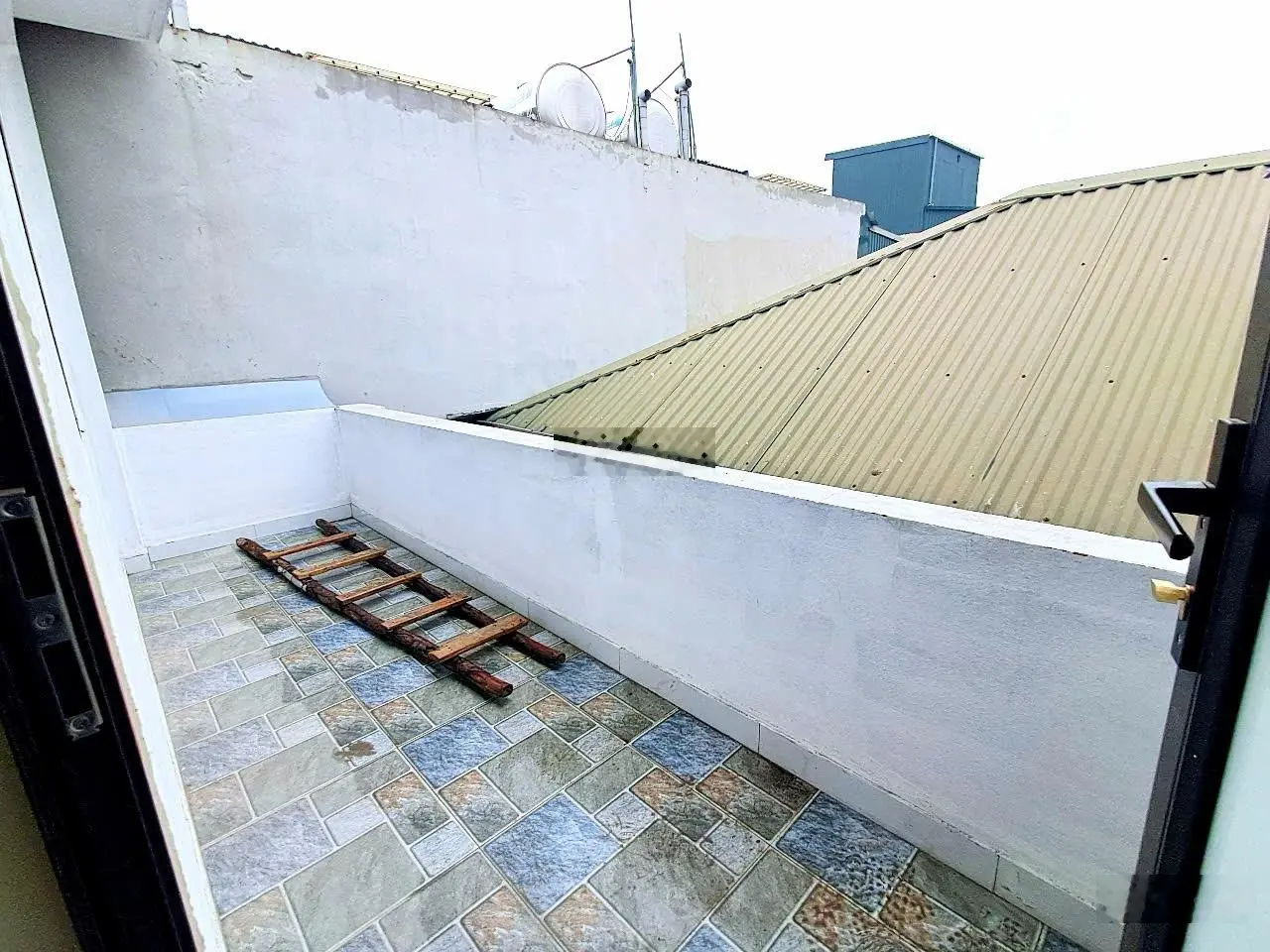 Siêu hot - chỉ 5.x tỷ - 5 tầng mới - sân rộng - 20m ra ô tô