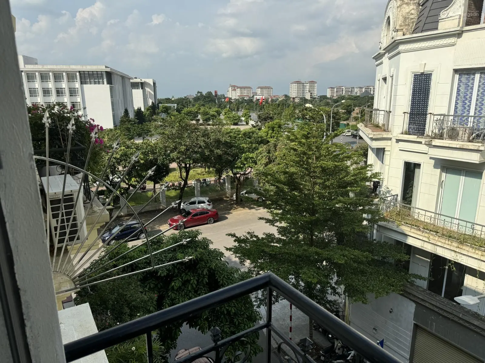 Bán nhà Liền kề xẻ khe góc ngã tư 90m2/MT 21m, hoàn thiện 5 tầng đẹp trung tâm Trâu Quỳ, Gia Lâm