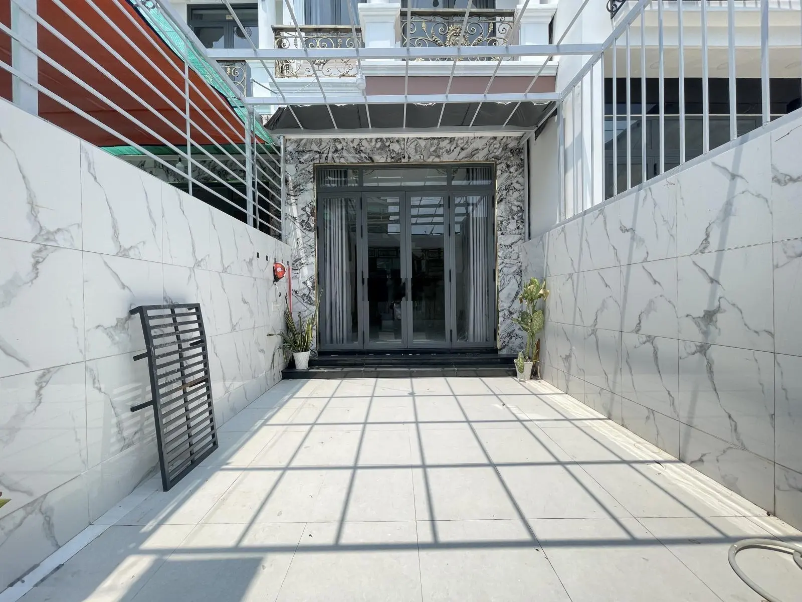 Nhà đẹp 4 tầng đối diện giga mall, full nột thất, ôtô ngủ trong nhà, đường thông đầy đủ công năng