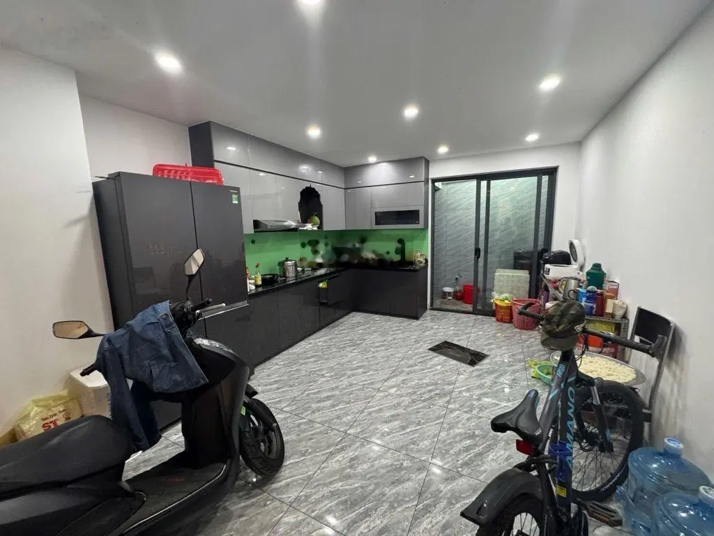 Bán nhà 3 tầng, đường 6 mét thông, diện tích : 50 m2. Giá 5 tỷ 650 thương lượng.