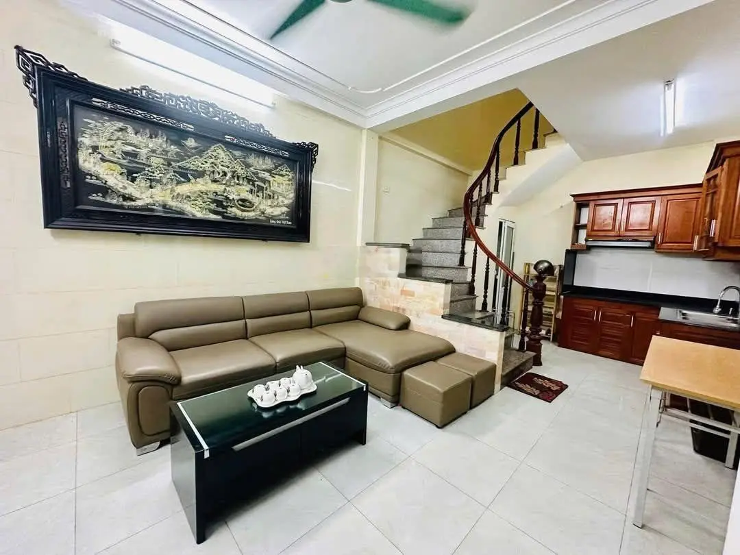 Bán Gấp! Cầu Giấy, ngõ 3 gác tránh, 60m ra phố, thông tư tung, thoáng, sân xe, 38m2*5T
