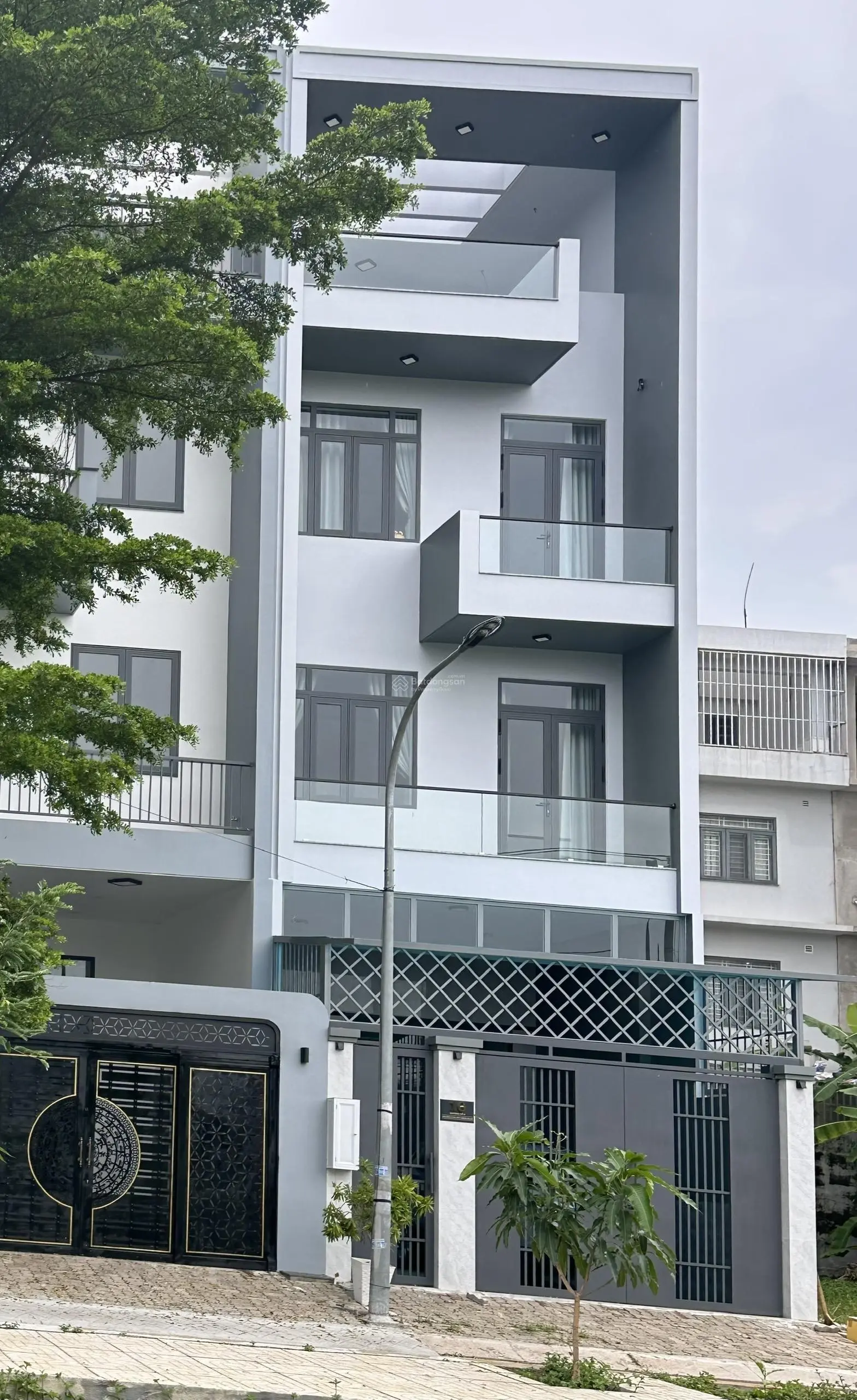 Bán nhà mặt tiền kinh doanh vip, 5 tầng, 2 mặt tiền, view công viên (5*20), đường phạm hùng, quận 8