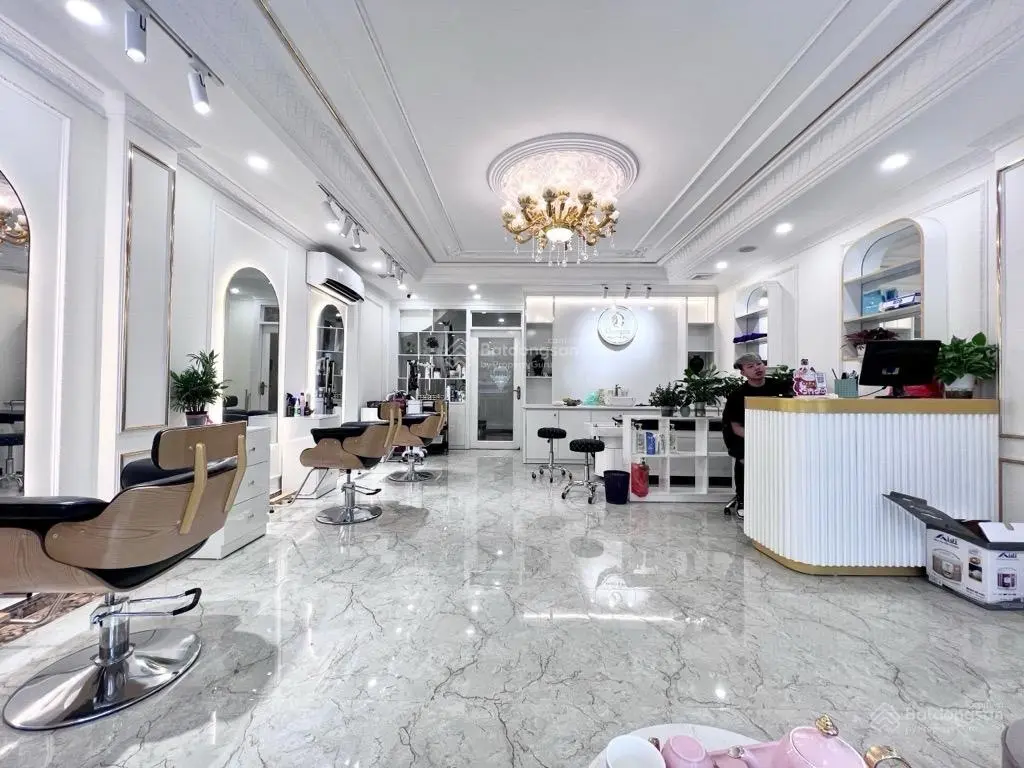 Bán nhà vip phố nghĩa tân -thang máy - vỉa hè -dt 70m .9 tầng .mt 6m .giá 37 tỷ.dòng tiền khủng