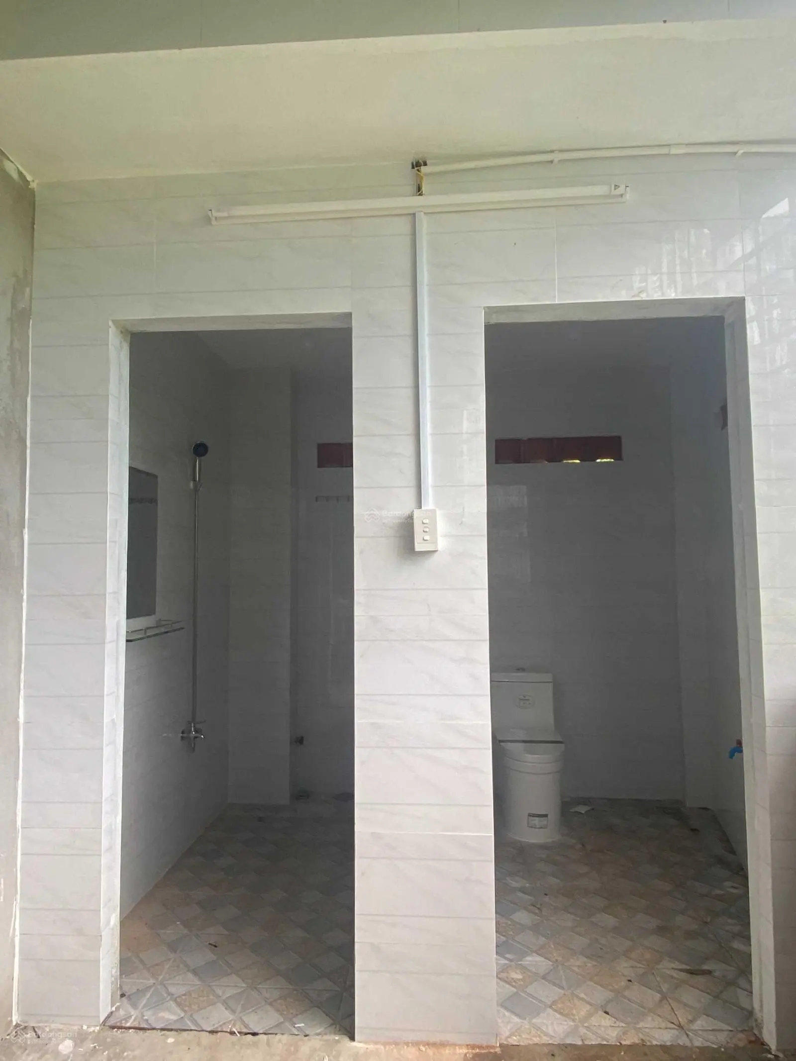 Bán rẻ kho mặt tiền đường nhựa 7m, Bến Lức, Long An DT 385m2 full thổ giá 4.9 tỷ. LH 0901 554 ***