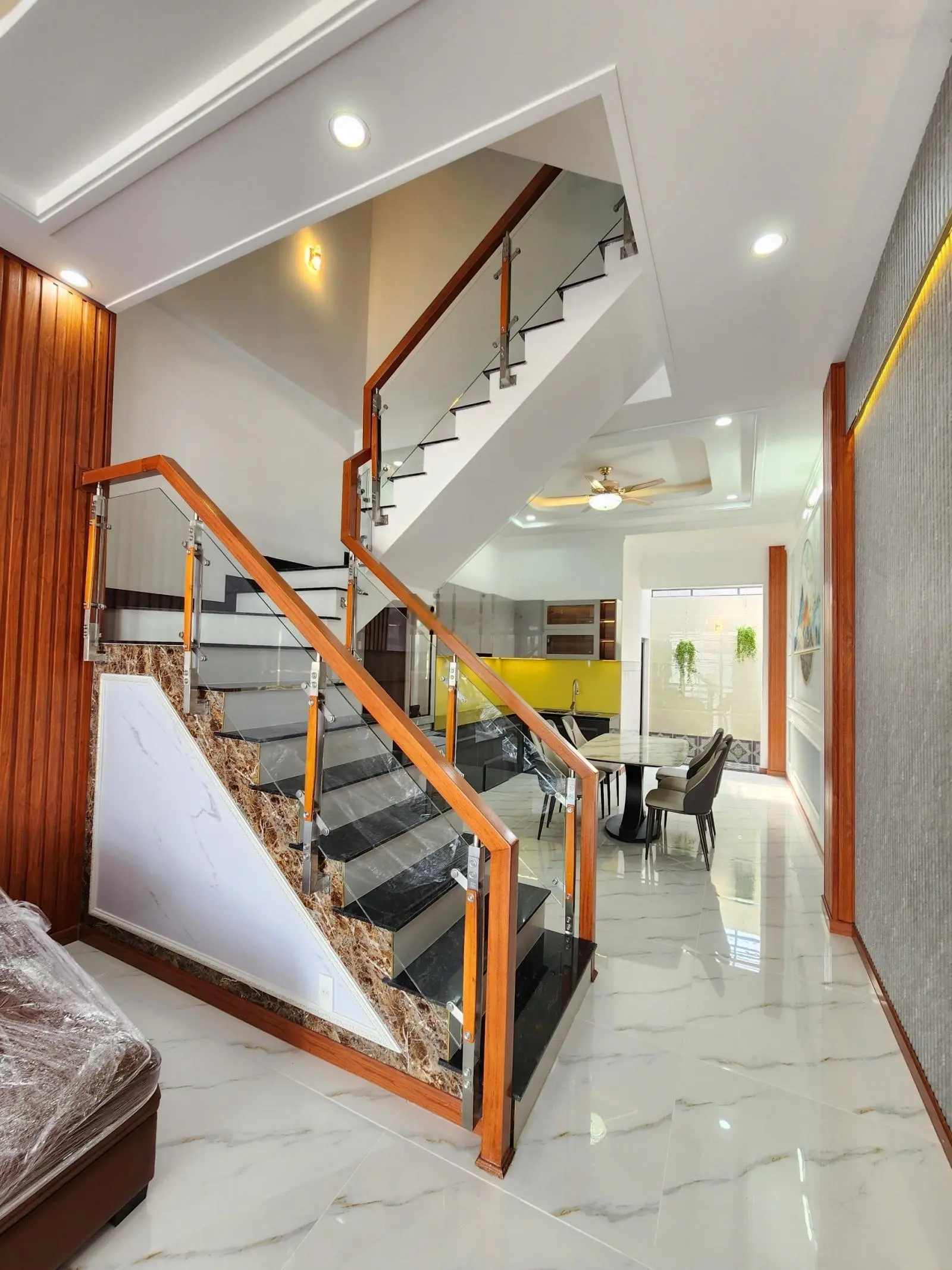 3,68 tỷ TL - 63m2(4x16m) cách chợ Phú Phong 200m bán nhà MTKD KDC gần ngã tư Miếu Ông Cù
