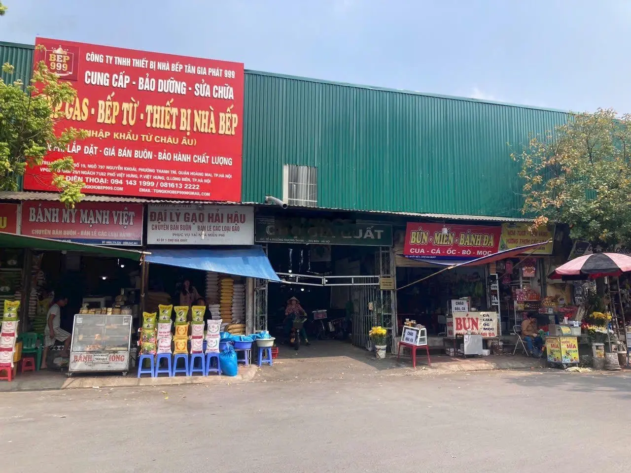 Bán nhà cấp 4 đường ô tô tránh nhau tại Ngay Chợ Gia Quất Thượng Thanh, gần vườn Hoa Ngọc Lâm.