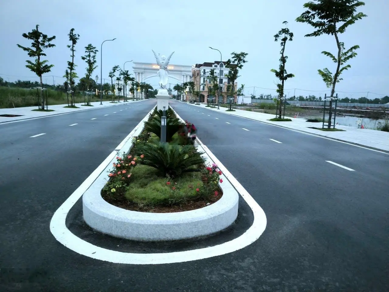 Đất thổ MT TL 818 TT Thủ Thừa, kế bên khu Agora City DT 107m2, 5x21,6m, hướng Đông