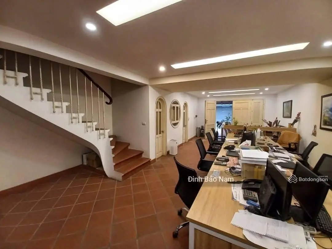 Đặng Thai Mai biệt thự sân vườn 146m2 4 tầng mặt tiền 5.6m ô tô vào ngõ thông thẳng ra Hồ Tây sổ đỏ