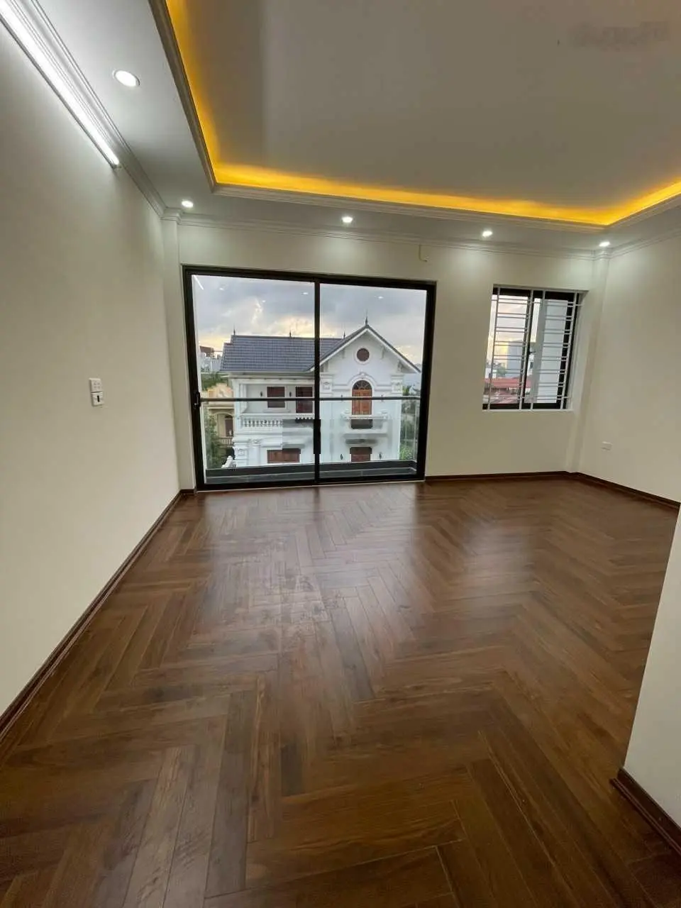 Bán nhà Thạch Bàn 46m2 x 6 tầng, thang máy x 5,3m mặt tiền, ngõ ô tô tránh nhau, kinh doanh