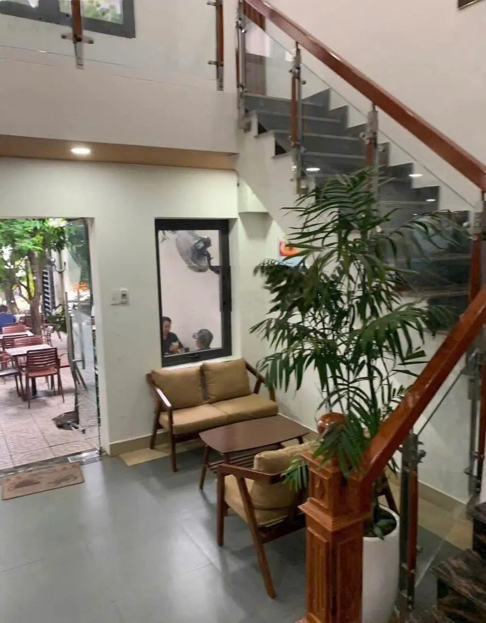 Mặt tiền Lã Xuân Oai. DT: (10x15)m=150m2, đoạn gần Lê Văn Việt. Sẵn nhà 2 tầng, đang cho thuê