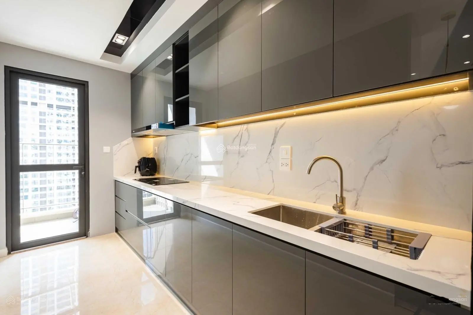 Cần bán CHCC The Harmona, Q. Tân Bình, DT 81m2, 2PN, giá 4.4 tỷ. có sổ hồng. LH: 0902 369 ***