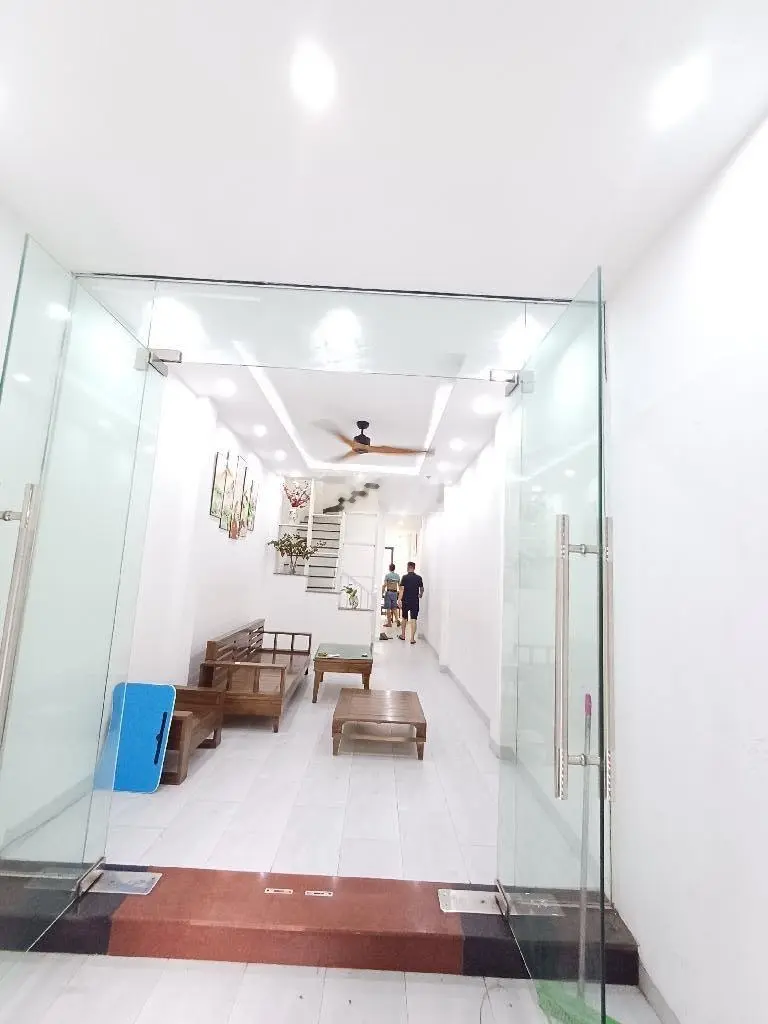 Bán nhà Ngõ 1043 phố Giải Phóng 4 chỗ đỗ cửa nhà dân xây kiên cố lại rất gần phố