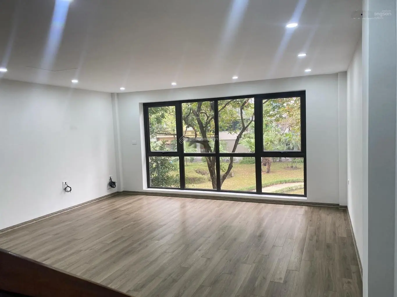 Kinh doanh bất chấp ô tô tránh dừng đỗ ngày đêm cổ linh - phố trạm - đàm quang trung - long biên