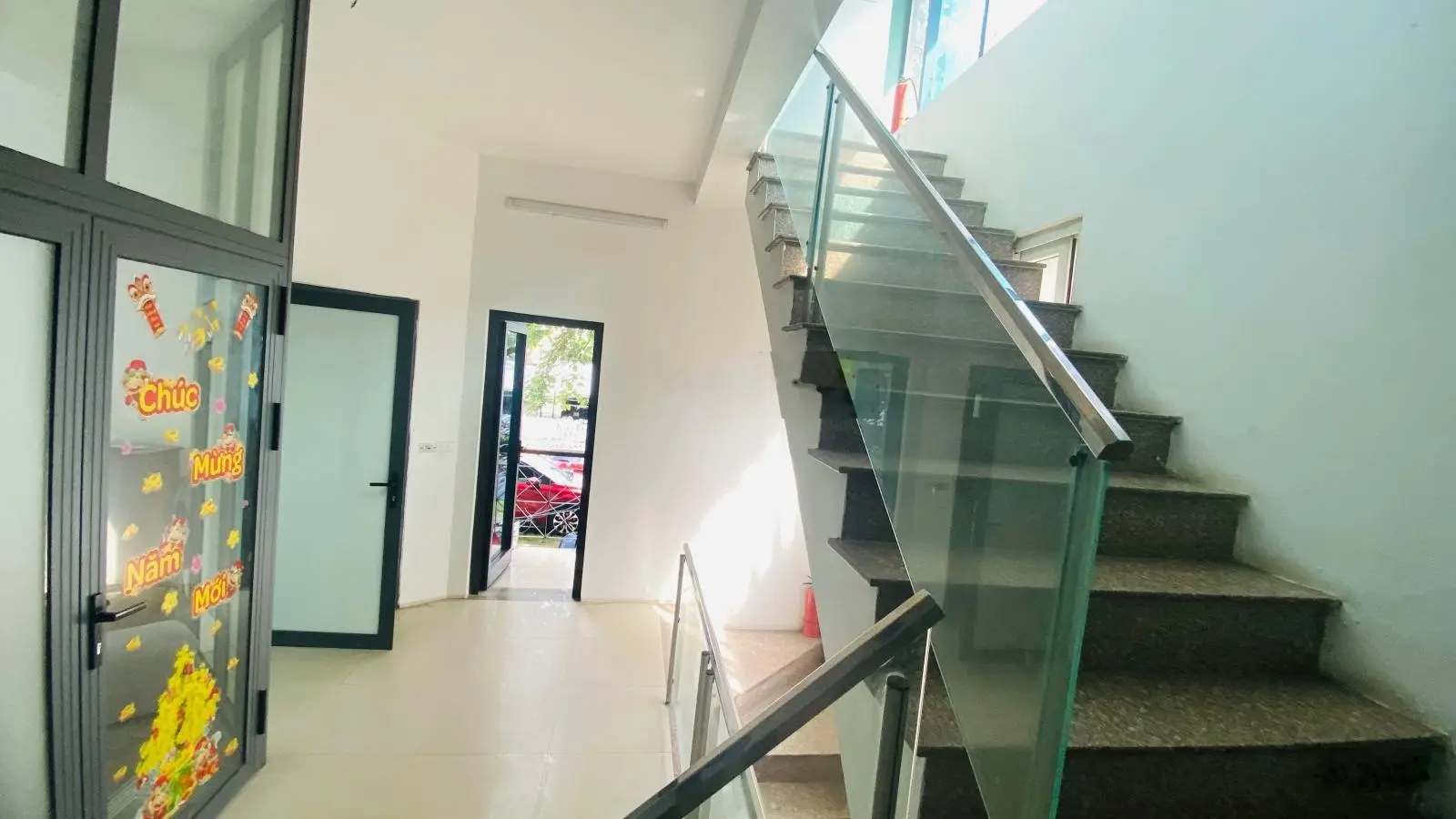 Nhà phố Hoàng Cầu ô tô tránh - cho thuê văn phòng 50Tr/ tháng - 130M2 x 18.5 Tỷ