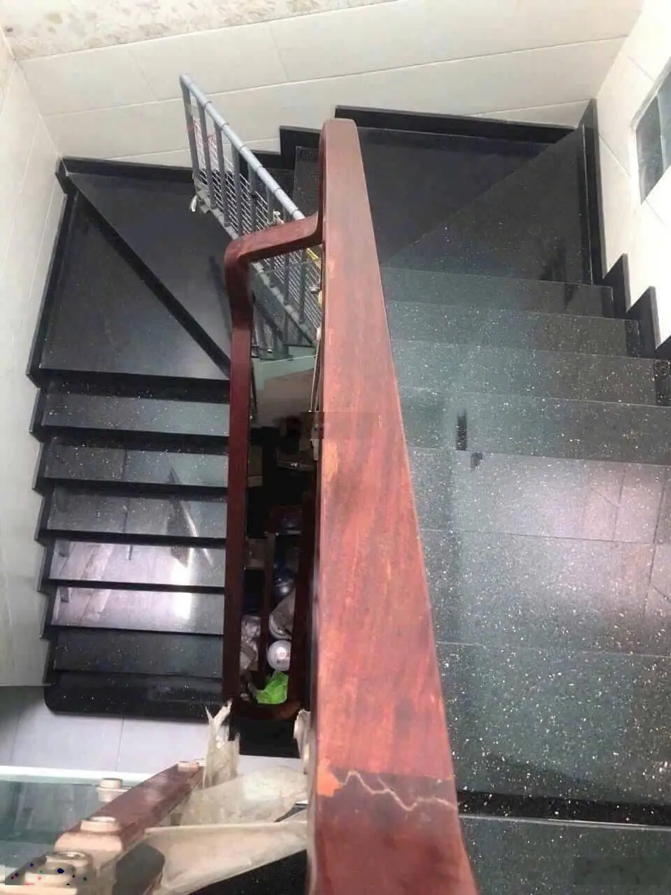 Chính chủ gửi bán căn nhà hẻm xe hơi DT 56m2 nằm ngay đường Đỗ Xuân Hợp nằm gần The Golbal City.