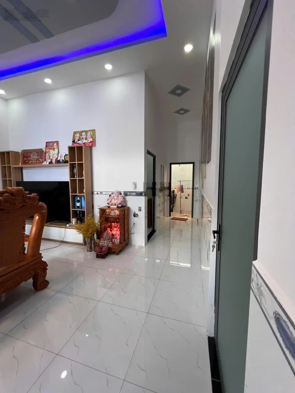 Bán Nhà gần chợ Hóc Môn 8,3x19 . Sân để xe hơi