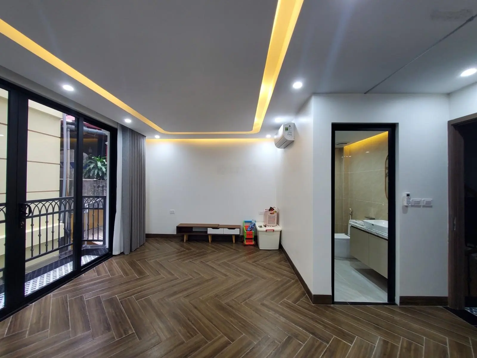 Gấp gấp Nhà riêng phố Vũ Ngọc Phan 50m 5Tg MT 4m chỉ 14,9 tỷ lô góc ôtô KD sầm uất.