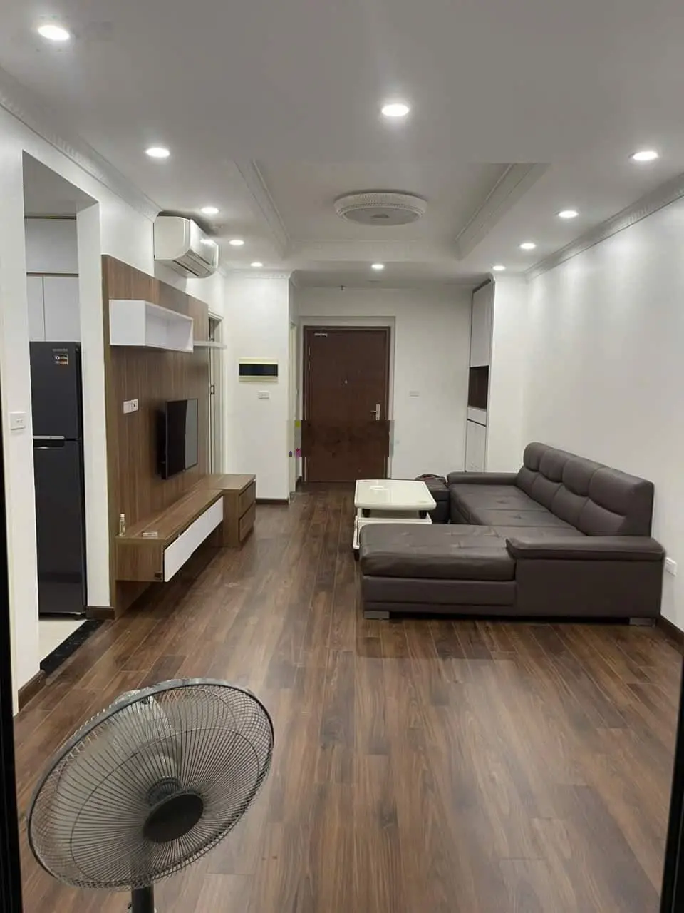 Cần bán gấp căn hộ 2 phòng ngủ tầng trung, ban công Đông Nam thoáng mát. Giá rẻ nhất thị trường.