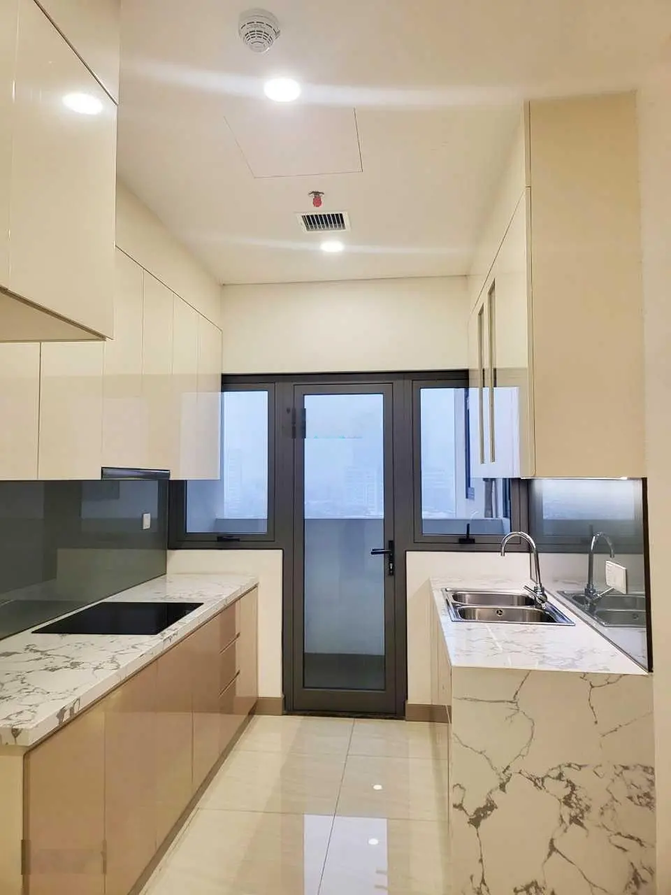 Em Huy cần bán nhanh căn hộ 3PN góc tầm view hướng thủy tuyệt mỹ view hồ độc nhất tại Hà Nội