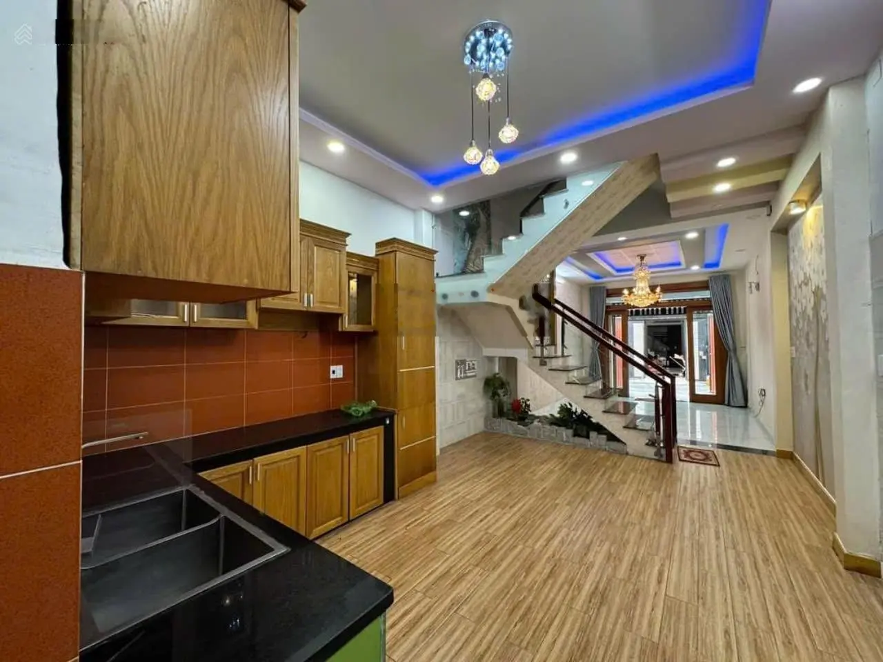 Định cư bán gấp căn nhà đường Nguyễn Phúc Chu, P. 15, Quận Tân Bình. Hẻm lớn 6m ô tô