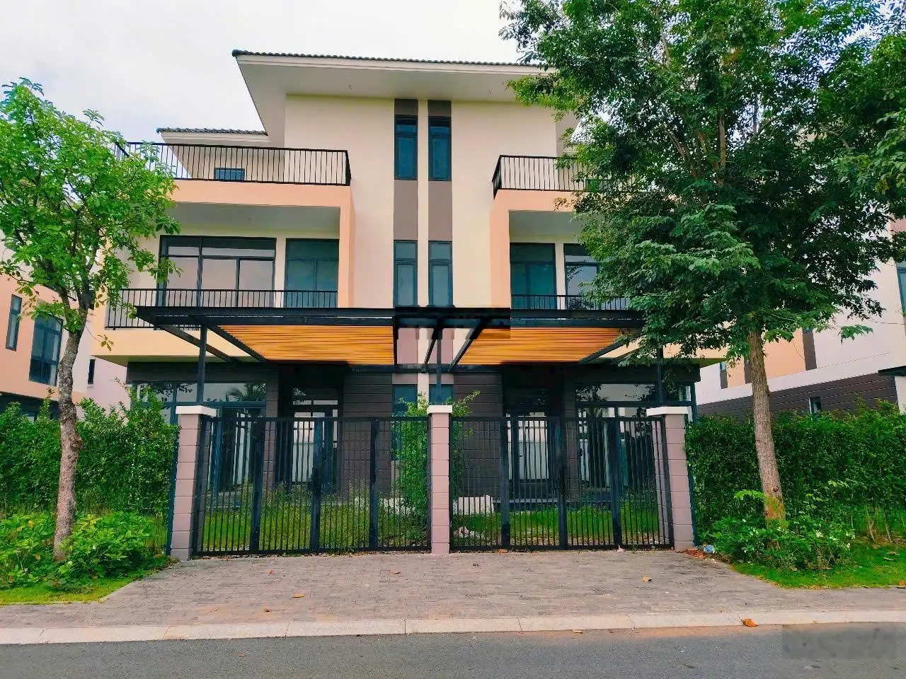 Biệt Thự Song Lập DT 10x20 xây 1 trệt 2 lầu giá 4,8 TỶ Vị Trí Đẹp