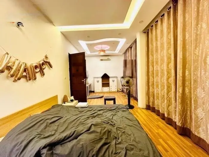 Bán căn nhà Mặt Phố Thịnh Quang - mặt tiền 8 mét giá chỉ 130tr/1 mét cực hiếm có nhà toàn gỗ Lim