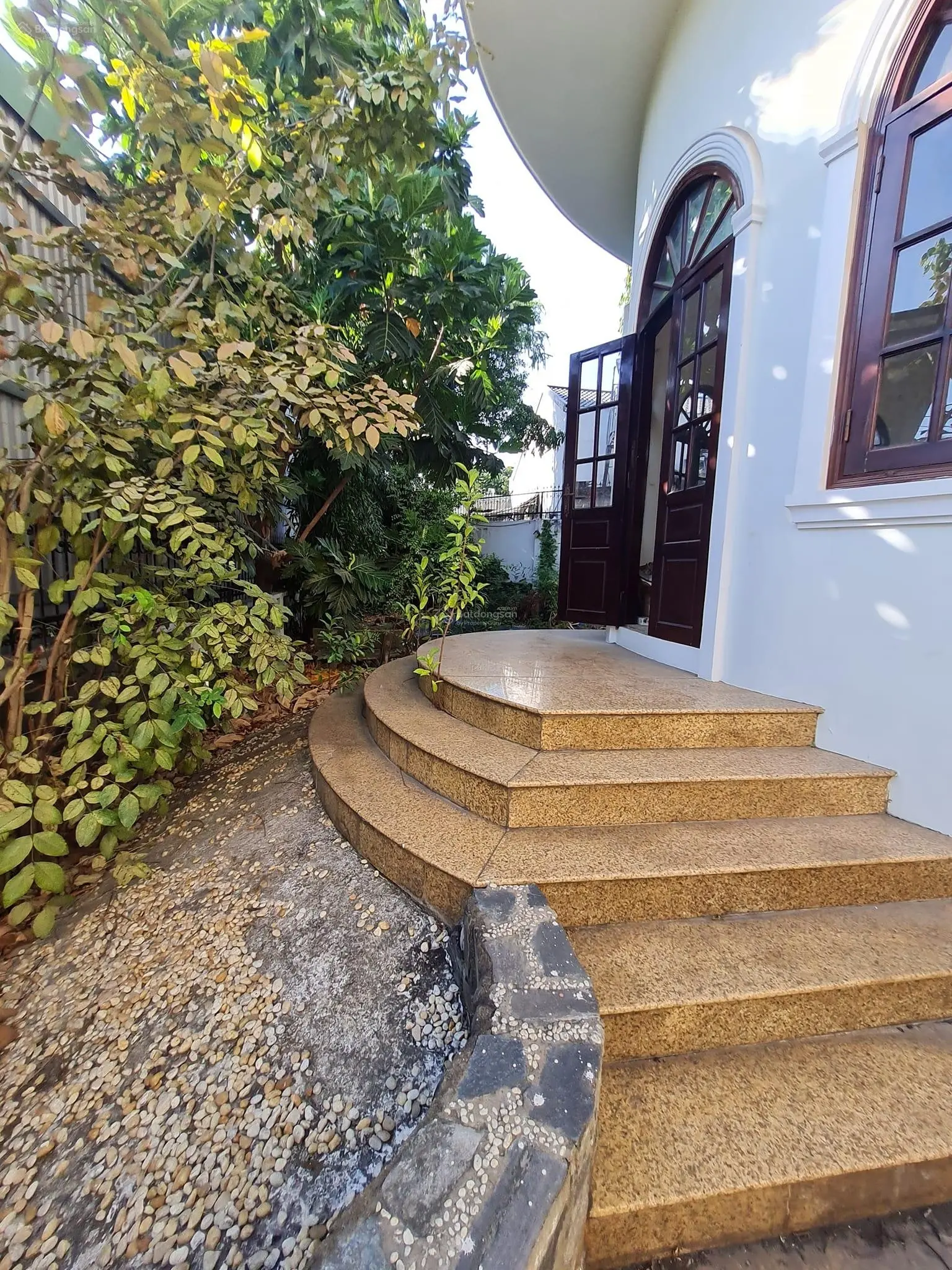 Biệt thự sân vườn, hồ bơi Phạm Văn Đồng 306m2, 3 tầng. Bán gấp Giảm cực sốc 28tỷ xuống còn 14tỷ