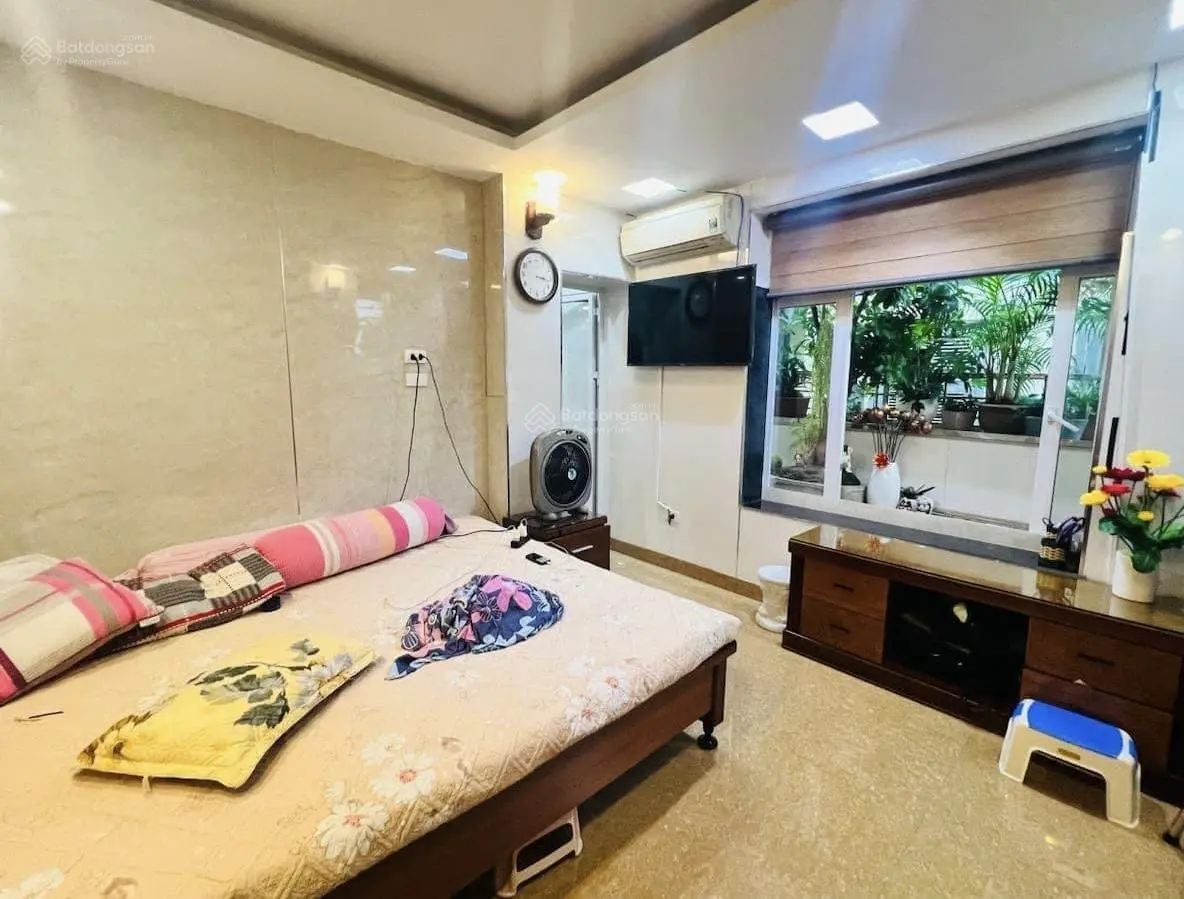 Bán nhà Nguyễn Chí Thanh, Đống Đa, 2 thoáng, ô tô tải đỗ ngày đêm, hố thang máy, dân trí cao.