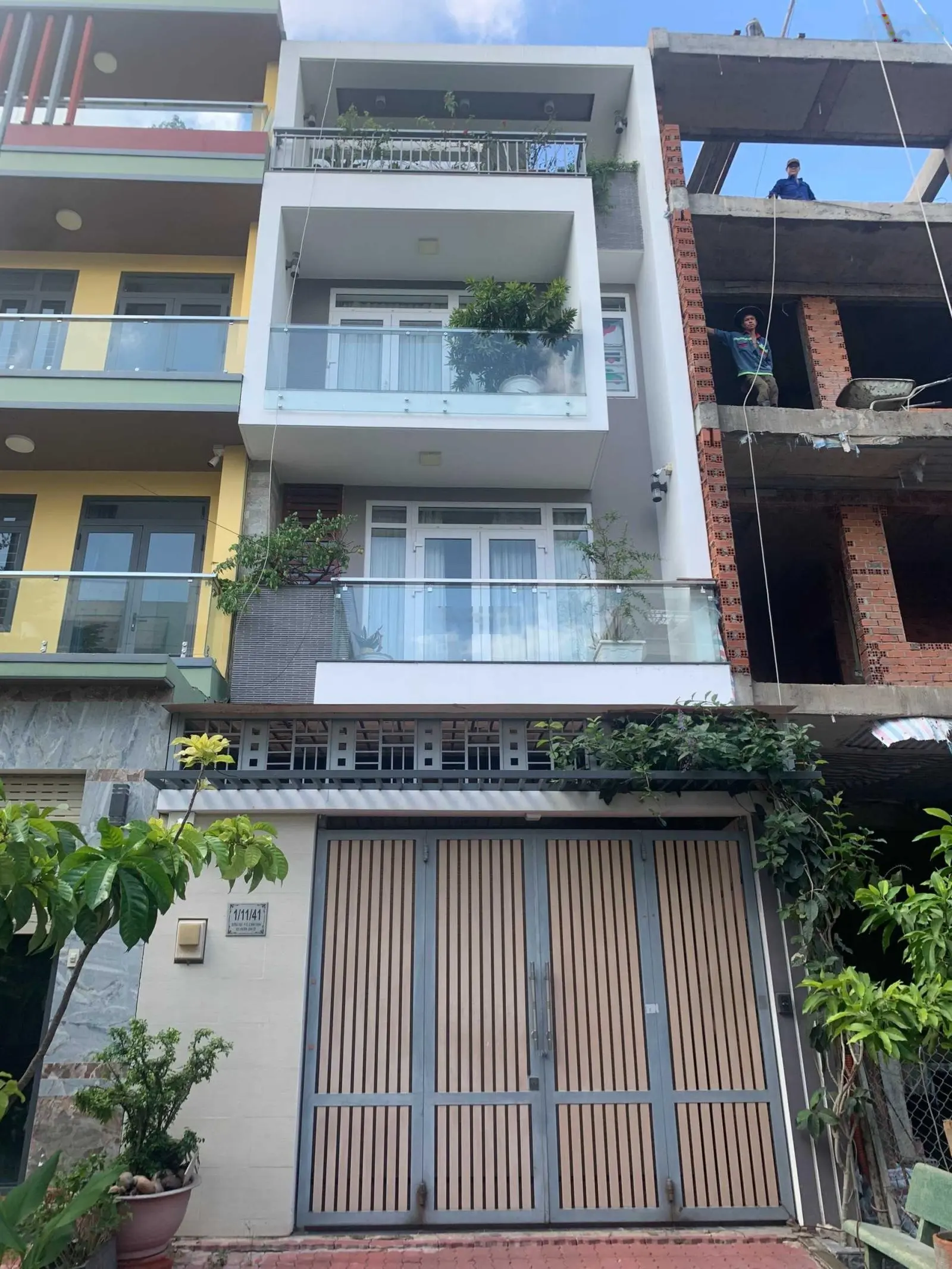 Chính chủ bán căn nhà Đinh Bộ Lĩnh thông Bùi Đình Túy 4 tầng 4,2x20m LH 0908 518 ***
