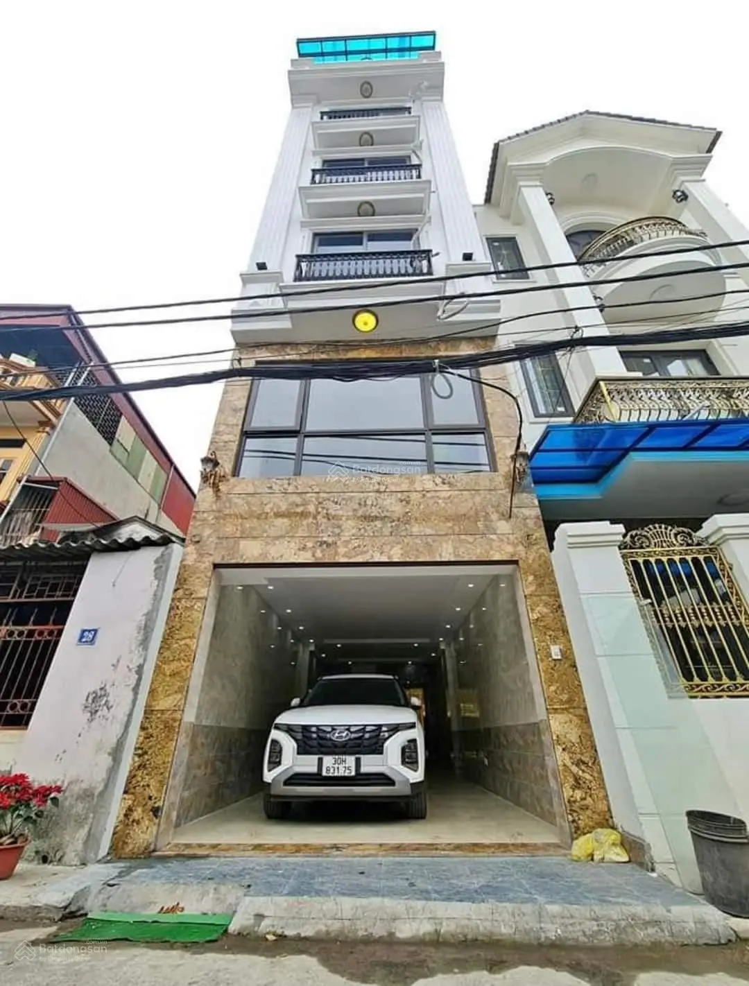 Bán nhà gần Ciputra, Tây Hồ. DT 60m2 x 8T, MT 4m. Ô tô 5 chỗ vào nhà, đường ô tô tránh. Kinh doanh
