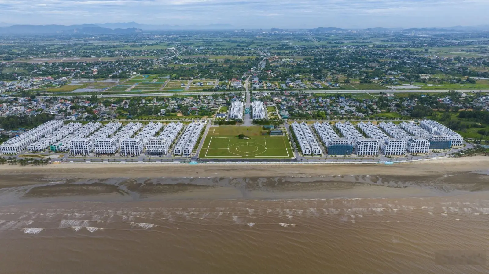 Bán biệt thự khu đô thị biển Sầm Sơn, view thẳng biển, sổ đỏ đẹp 13 tỷ, tăng giá đều đặn mỗi năm