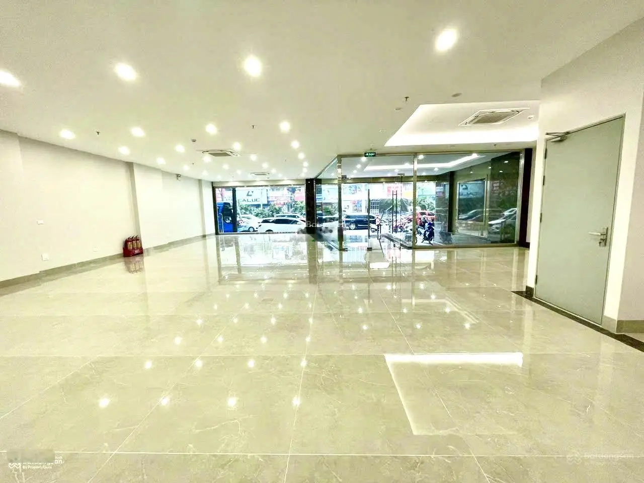 Bán nhà mặt phố giá chỉ 300 triệu VND tại Cầu Giấy, Hà Nội