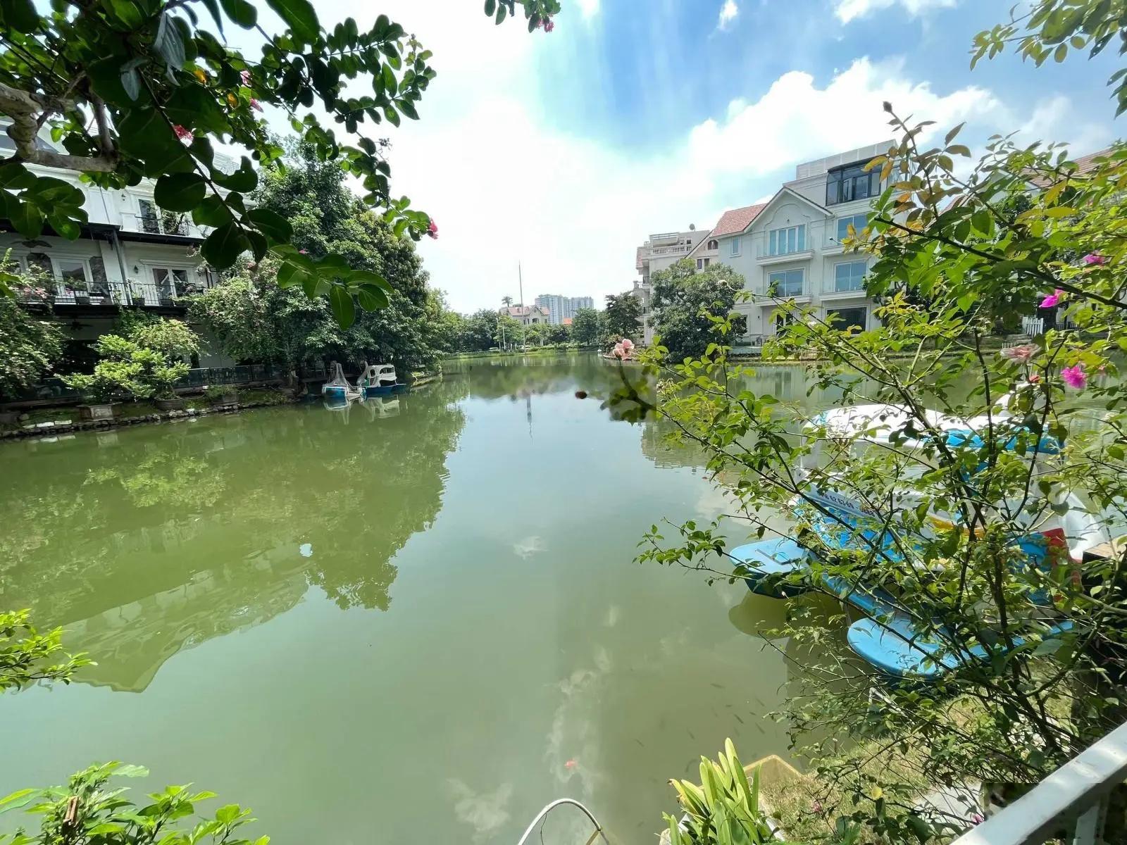 Bán lô góc Bằng Lăng 12-01, khu vip 648m2, đất vuông, hoàn thiện 150 tỷ, sông đẹp nhất Vinhomes