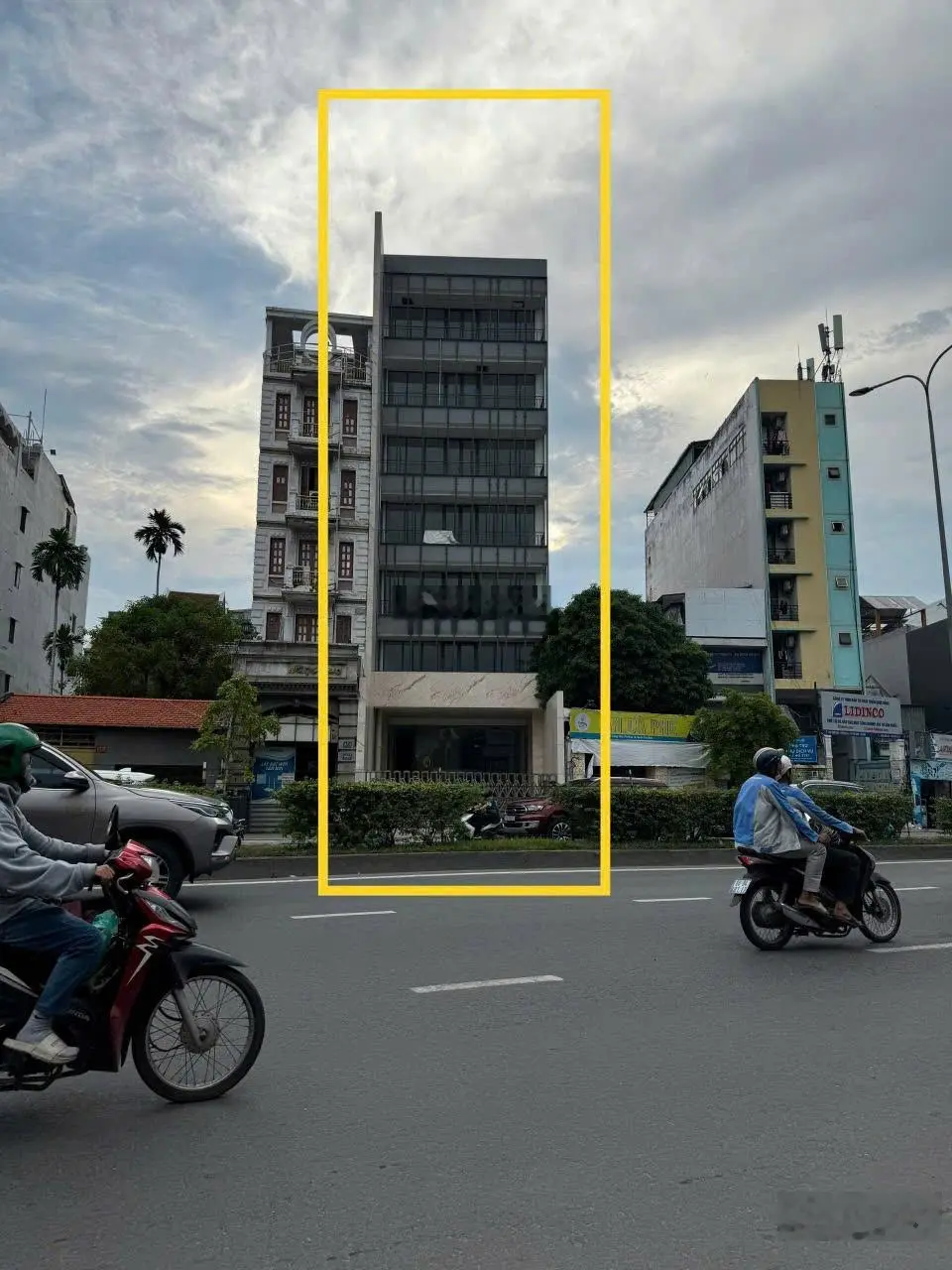 Tòa nhà đường Cộng Hòa, DT:8.2x20m, CN: 292m2, KC:Hầm + 7Tầng, 2MT Trước sau, RT: 650tr, giá:99.9t