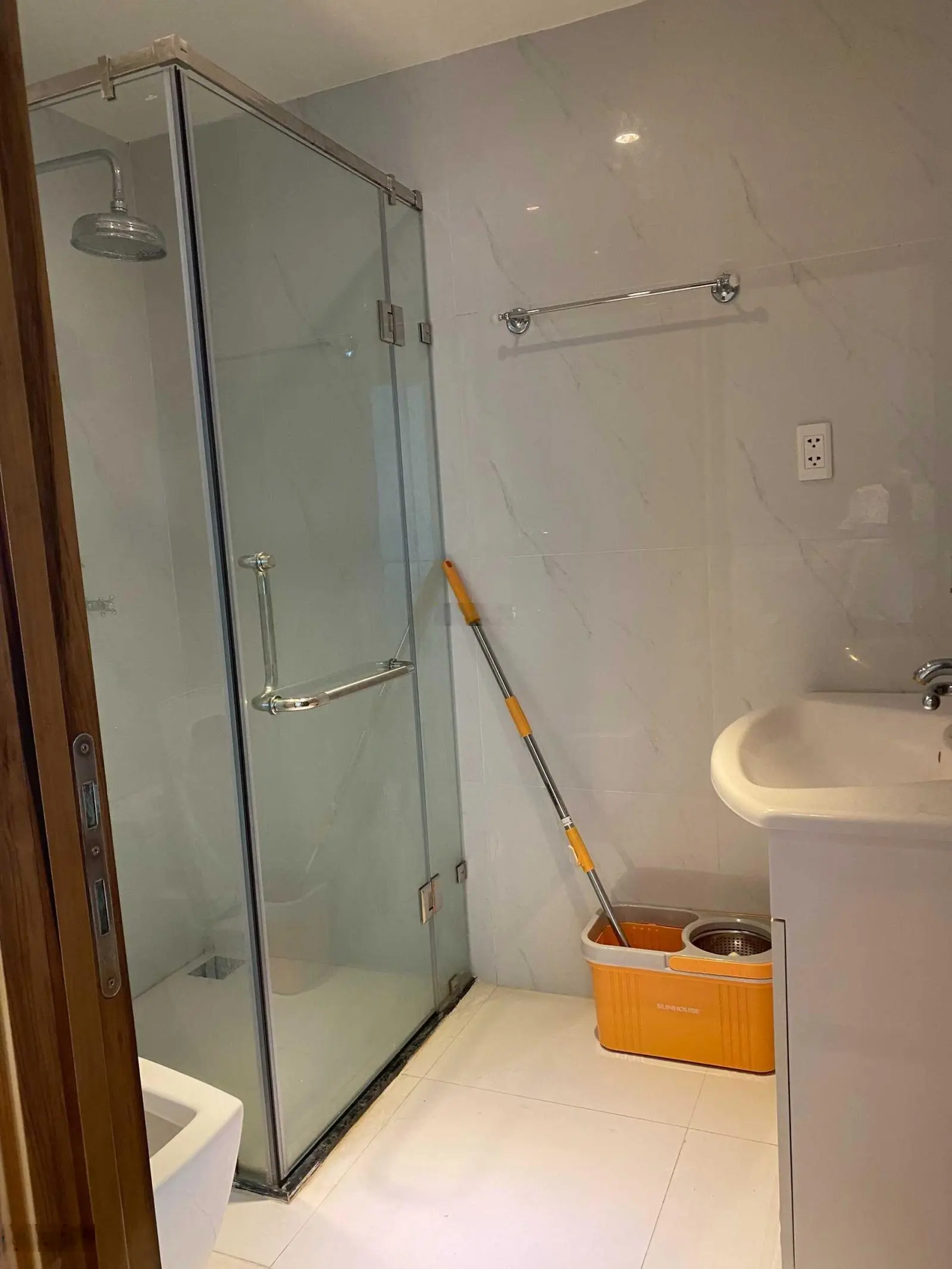 Bán thu hồi vốn căn hộ 2PN 2WC 75m2 Léman Luxury, tầng cao, nhận nhà ngay. LH 0934 004 ***