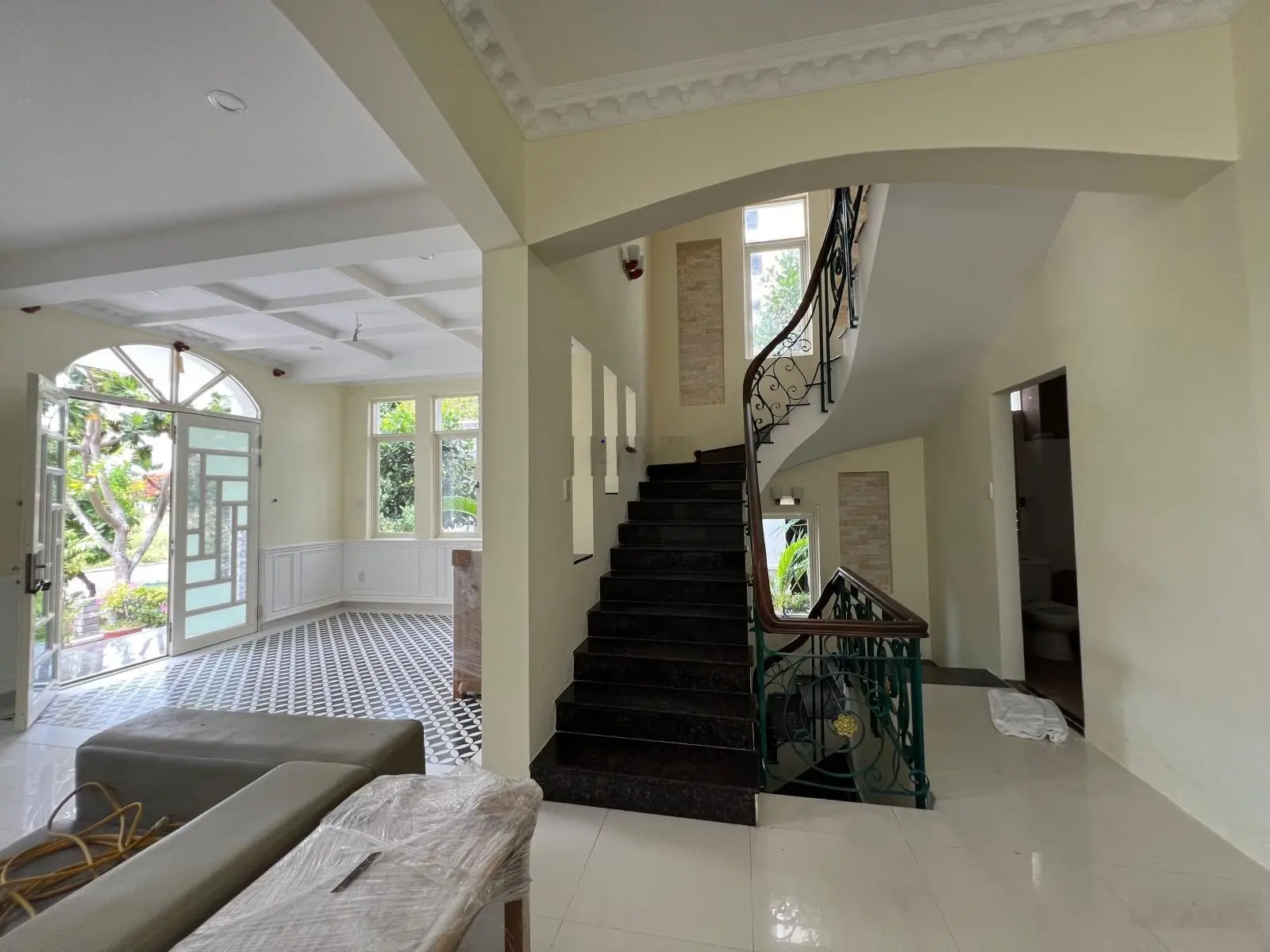 Bán biệt thự An Viên Nha Trang, view Biển, ngay bãi tắm, 3 tầng 4 ngủ, Đông Nam. Giá 25 tỷ (TL)