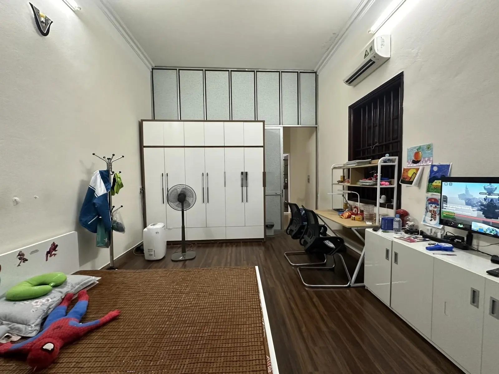 Hot! Bán nhà 3 tầng mặt phố Đặng Quốc Chinh, TP Hải Dương - giá chỉ 4, xxx tỷ