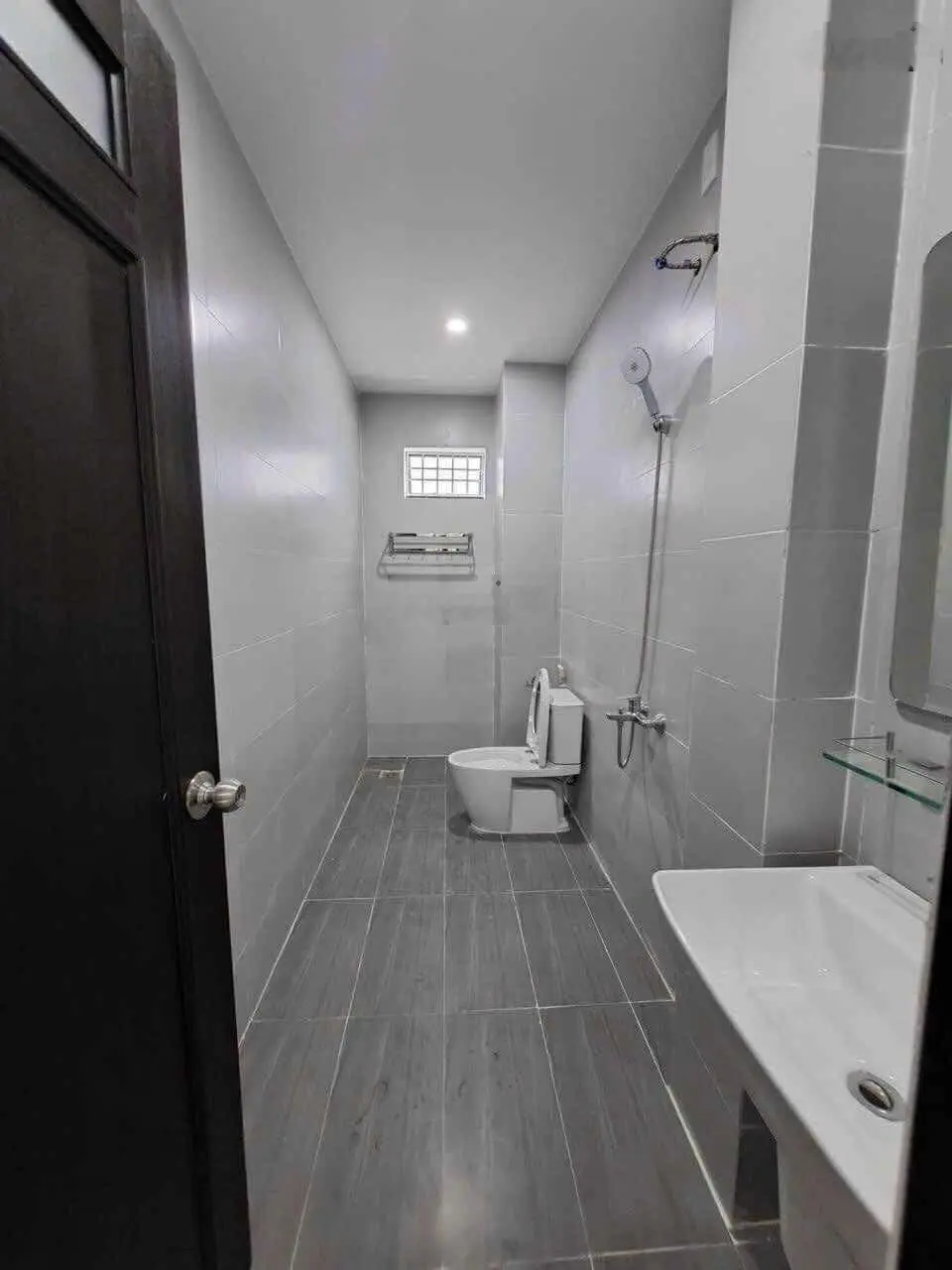Cần bán nhà 3 tầng mới đẹp đối diện công viên mặt tiền 5m5 an nhơn gần trục phạm văn đồng