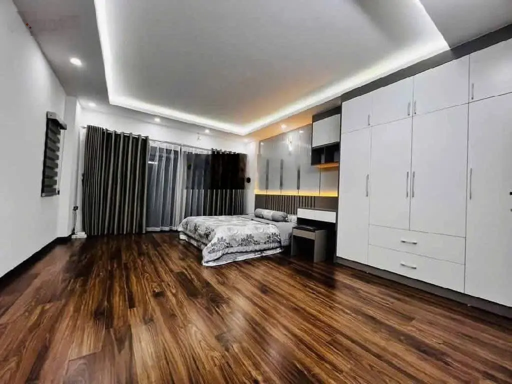 Bán gấp nhà phố Trần Thái Tông, TT Cầu Giấy, 35m2, 5T, giá hơn 7 tỷ, ô tô gần