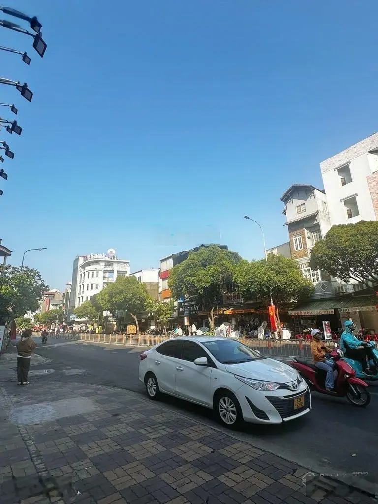 Nhà sát mặt tiền Nguyễn Thái Sơn, 12x14m, 8 phòng dịch vụ, 13.5 tỷ